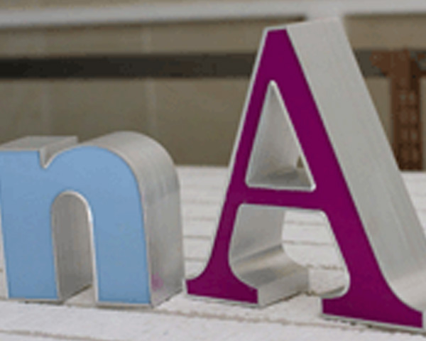 成都娱乐场所吸塑字招牌：高亮材质适合 KTV 酒吧，定制造型报价合理，动态光效增强夜间消费氛围