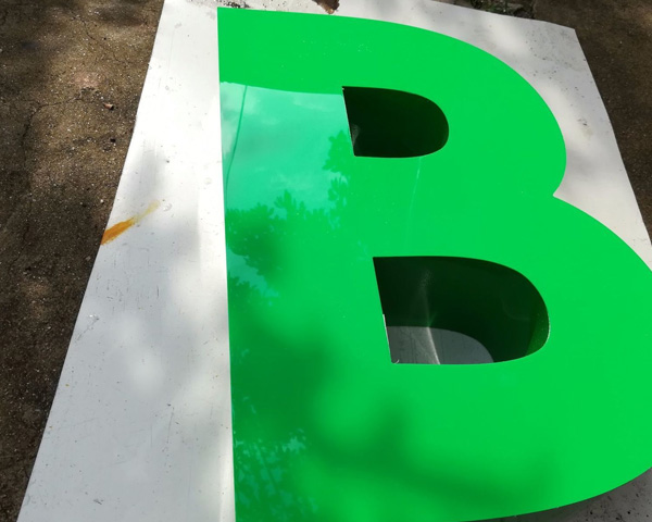 成都汽车 4S 店树脂字标识：耐刮擦特性显著，日常维护简单，大字体设计提升远距离识别度