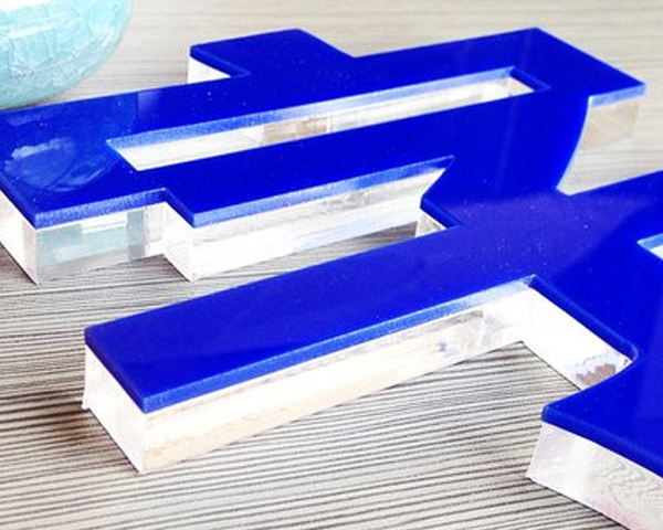 成都文创咖啡馆树脂发光字：定制多样造型，树脂材质呈现独特纹理，助力营造文艺调性